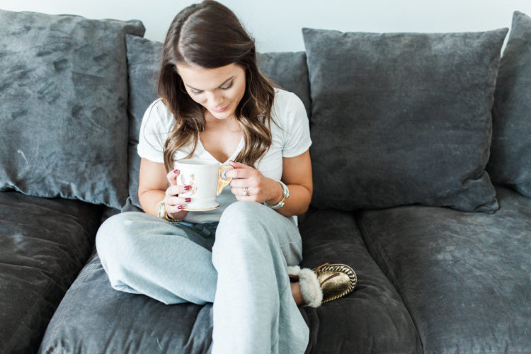 The BEST sweatpants / the perfect white v-neck t-shirt